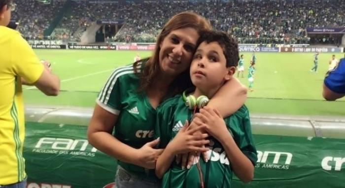 Mãe palmeirense emociona a narrar jogos do Palmeiras ao filho deficiente visual