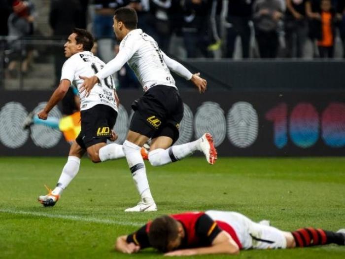 Corinthians vence jogo de virada contra o Sport em casa