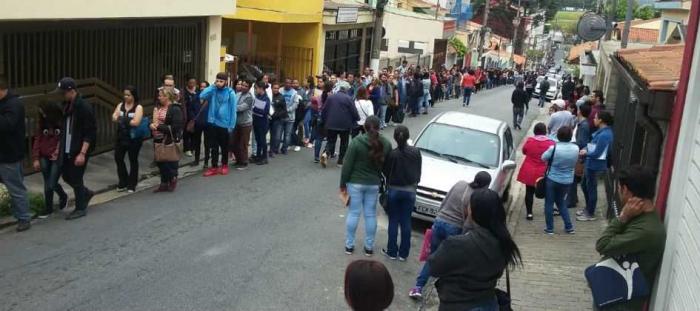 5 mil candidatos lotam ruas de São Bernardo para concorrer a vagas de emprego em supermercado