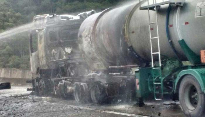 Carreta com hipoclorito de sódio pega fogo no Rodoanel no Grande ABC