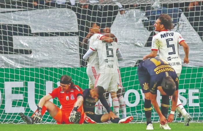 Com dois gols de Paquetá, Corinthians perde do Flamengo no Itaquerão