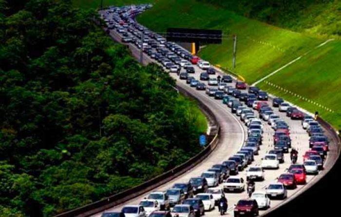Previsão de trânsito intenso na saída para o feriado de Nossa Senhora Aparecida