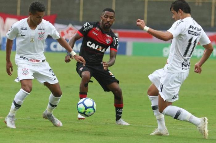 Com dois gols nos acréscimos, Vitória e Corinthians empatam por 2 a 2 no Barradão