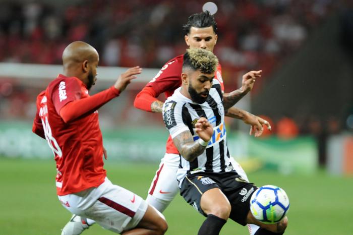 Com lance polêmico, Internacional e Santos empatam por 2 a 2 no Beira-Rio