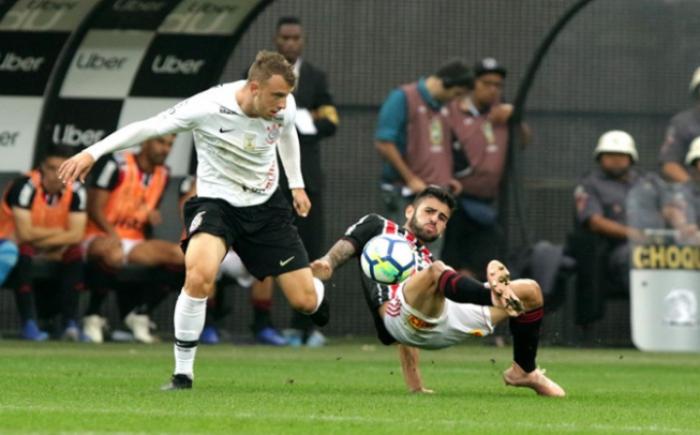 Corinthians e São Paulo empatam por 1 a 1 em Itaquera