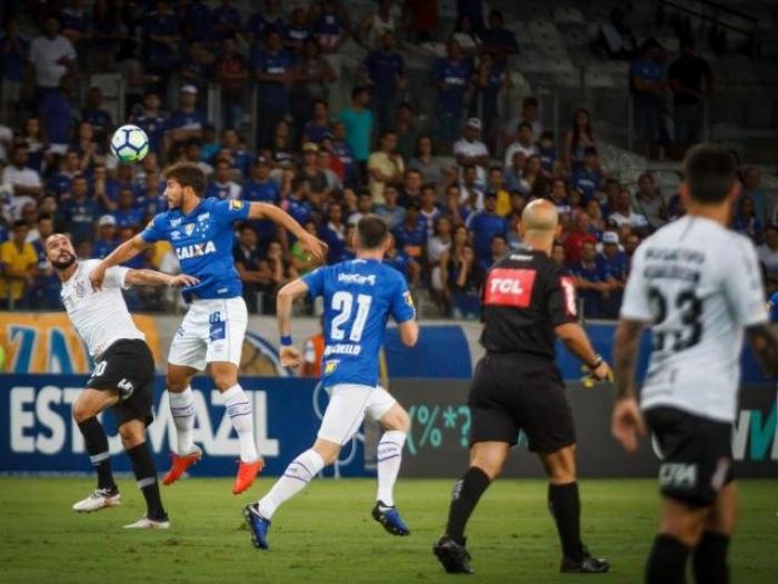 Cruzeiro vence Corinthians no Mineirão e time paulista segue ameaçado pelo rebaixamento