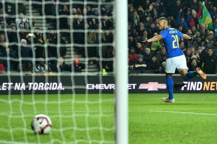 Com gol de Richarlison, Brasil vence Camarões pro 1 a 0 em último amistoso da temporada