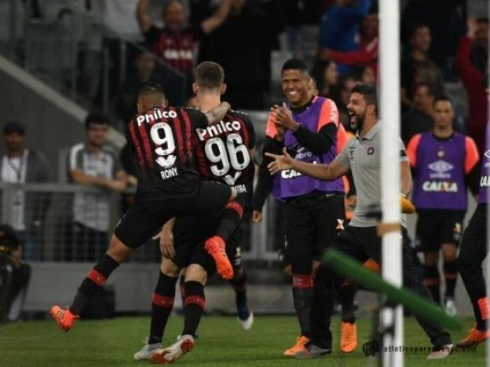 Atlético-PR vence Corinthians e ainda sonha com G6