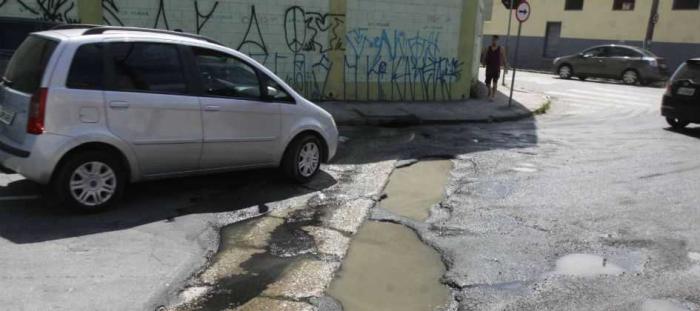 Moradores da Vila Bocaina reclamam de obra de recapeamento mal feita em rua do bairro