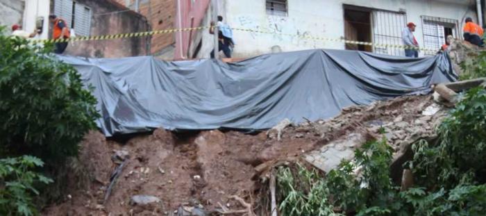 Deslizamento de terra provoca interdição de casas no Jardim Zaíra