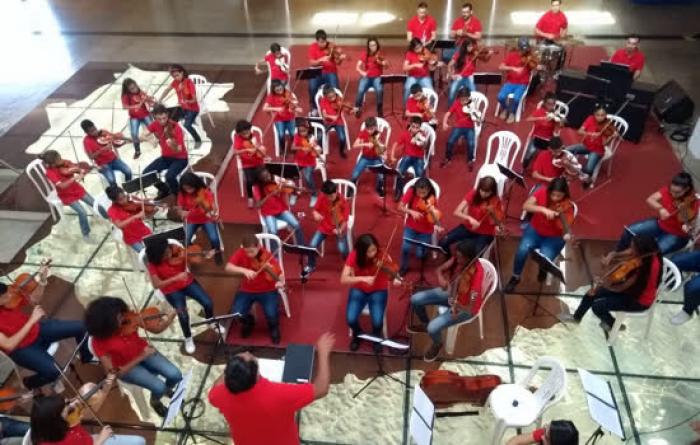 Capela da Santa Casa de Mauá recebe Orquestra Locomotiva em evento natalino
