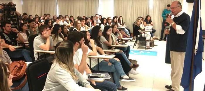Geraldo Alckmin dá aula magna para alunos de Medicina em Mauá