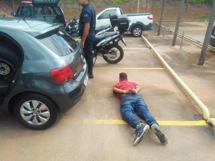 Homem com fuzil fura bloqueio e atira em guardas civis de Mauá