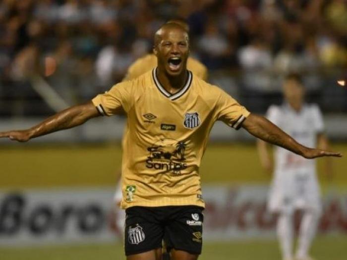 Santos goleia Bragantino fora de casa e dispara na liderança do Grupo A do Paulistão