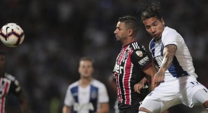 São Paulo perde na Argentina e se complica na pré-Libertadores
