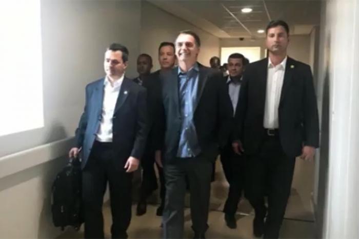 Presidente Jair Bolsonaro recebe alta e deixa hospital em SP