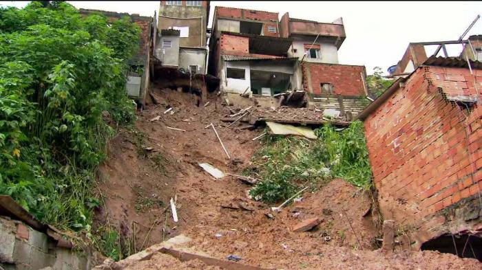 Quatro crianças morrem em Mauá após desabamentos