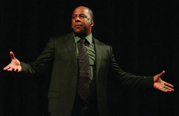 Ailton Graça e Parlapatões se apresentam na reabertura do Teatro Municipal de Mauá