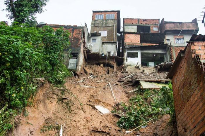 Deslizamentos de terra interditam 40 casas no Jardim Zaíra