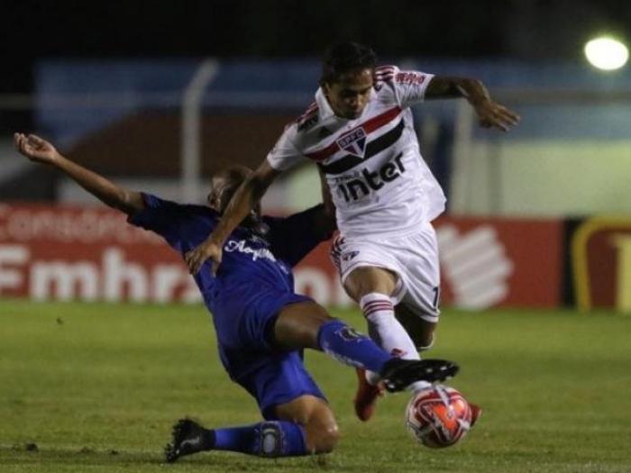 São Paulo apenas empata com São Caetano, mas se classifica às quartas do Paulistão