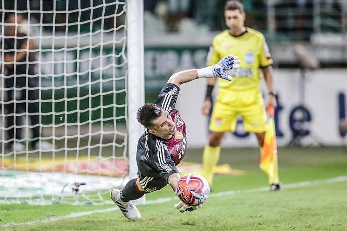 Tiago Volpi defende duas penalidades, São Paulo vence Palmeiras fora de casa e vai à decisão do Paulistão 