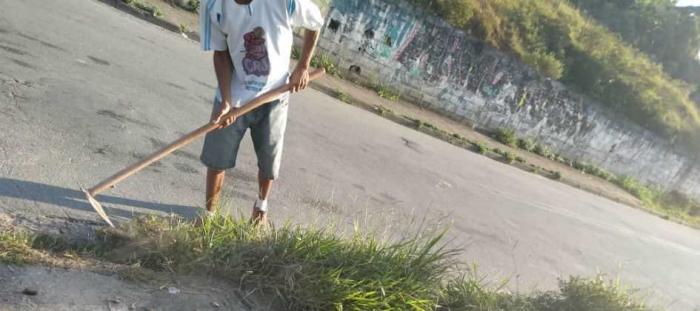 Moradores de bairros de Mauá realizam limpeza de ruas por conta própria