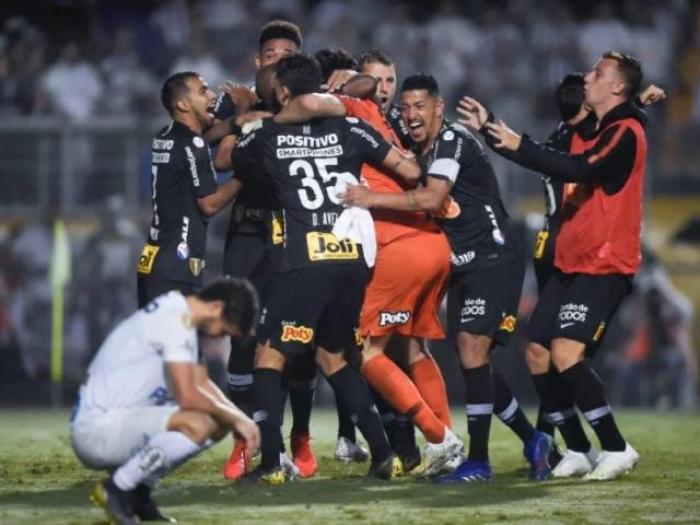 Corinthians vence Santos nos pênaltis e se classifica para final do Paulistão