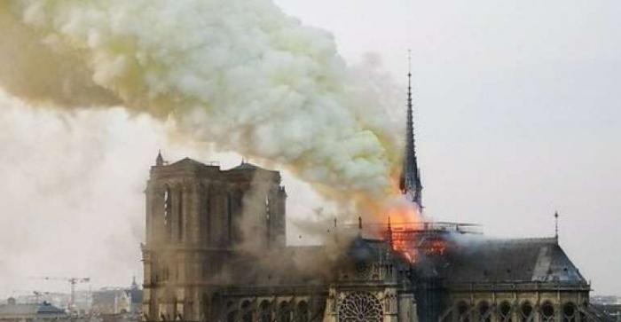 Incêndio destrói Catedral de Notre-Dame em Paris