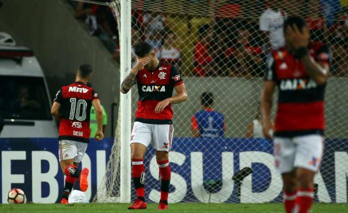 Flamengo empata com Independiente no Maracanã e amarga segundo vice-campeonato na temporada