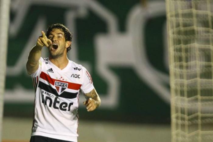 São Paulo vence Goiás fora de casa e fica na liderança do Brasileirão