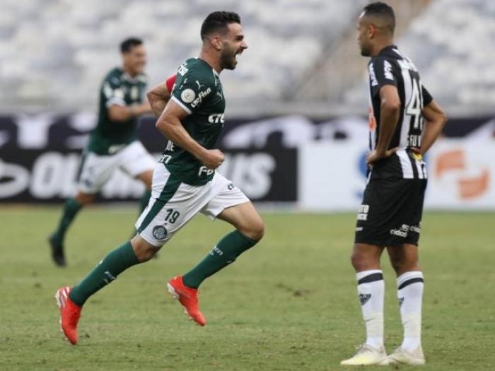 Palmeiras vence Atlético-MG e assume liderança do Brasileirão