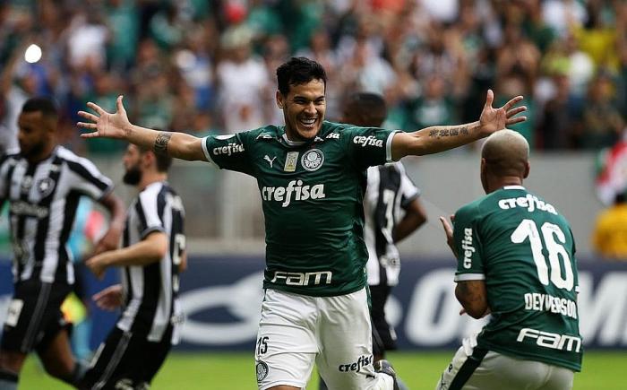 Com auxílio do VAR, Palmeiras vence mais uma e abre vantagem na liderança