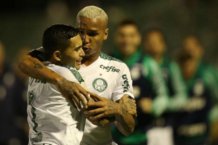 Palmeiras vence Chapecoense fora de casa e segue na liderança do Brasileirão