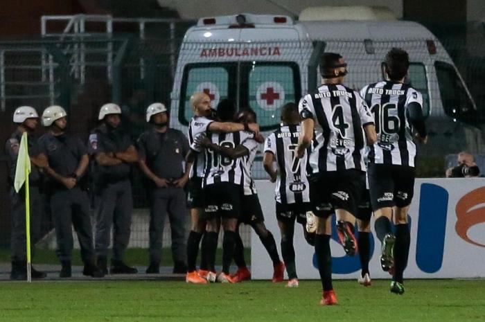 Atlético-MG vence Santos de virada no Pacaembu e se classifica para quartas de final da Copa do Brasil