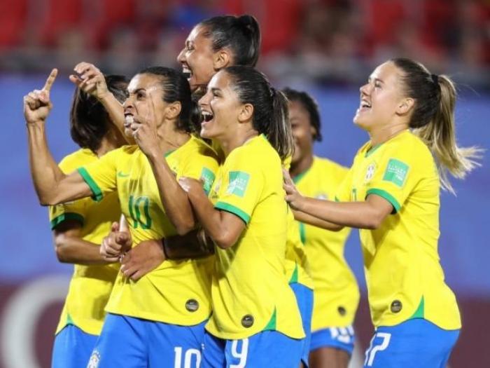 Com gol de Marta, Brasil vence Itália e garante classificação para oitavas do Mundial feminino de futebol