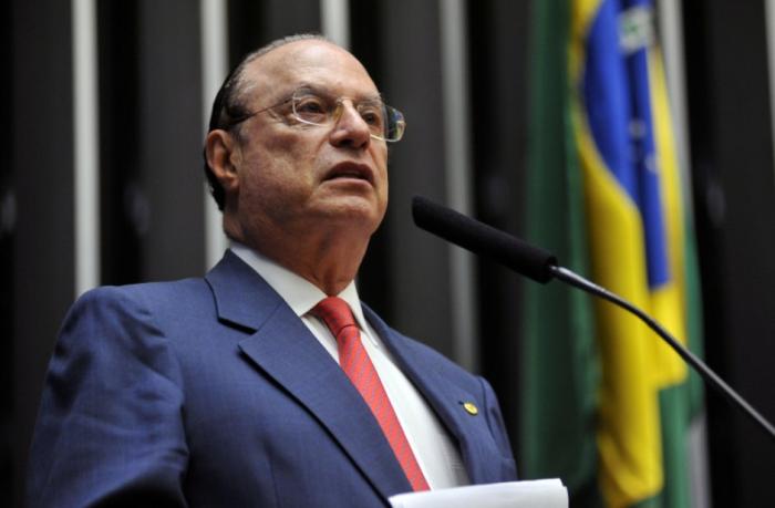 Deputado Paulo Maluf se entrega à Polícia Federal