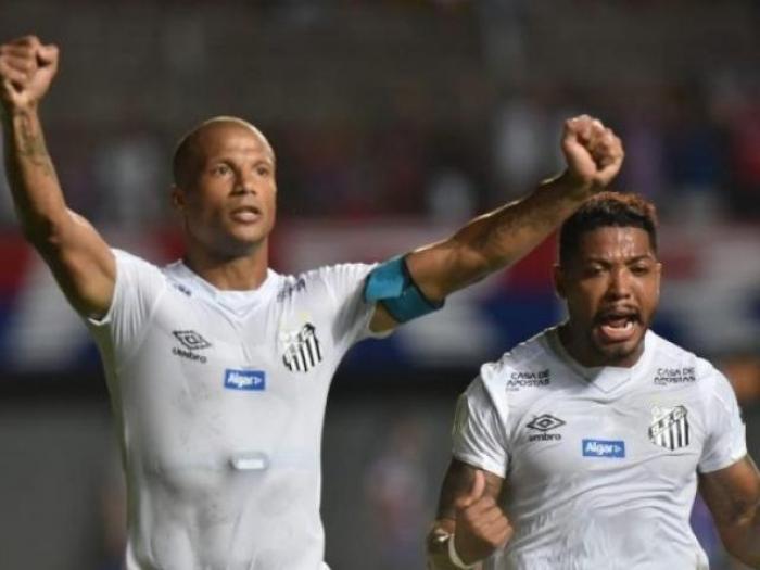 Com gol de Carlos Sánchez, Santos vence Bahia fora de casa e fica a três pontos do líder