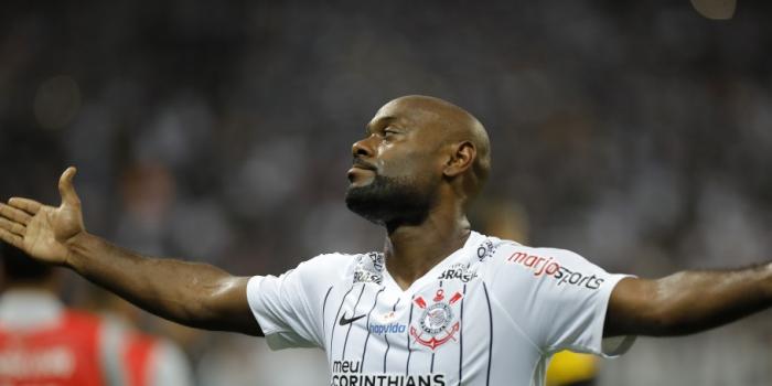 Com gol de Vágner Love, Corinthians vence CSA por 1 a 0