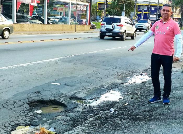 Aguinaldo de Souza mostra descaso na Avenida Barão de Mauá
