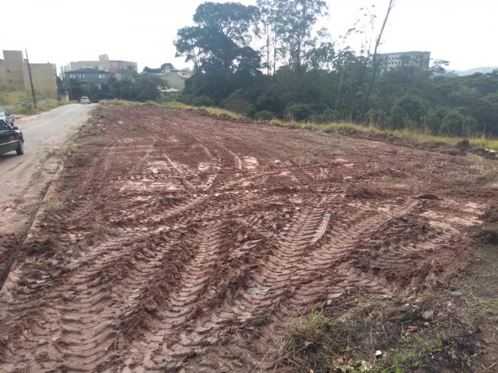 Vereador Neycar tem pedido atendido para capinação e limpeza em área do Jardim Guapituba
