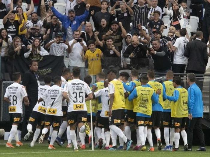 Corinthians derrota Fortaleza de virada fora de casa