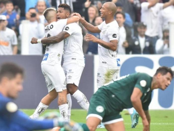 Santos goleia Goiás por 6 a 1 e abre quatro pontos de vantagem na liderança