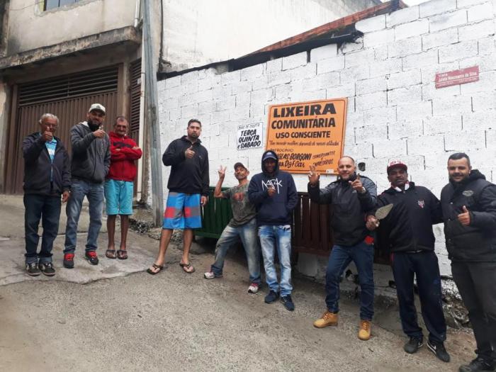 Douglas Borgoni e parceiros instalam lixeira comunitária no Jd. Feital