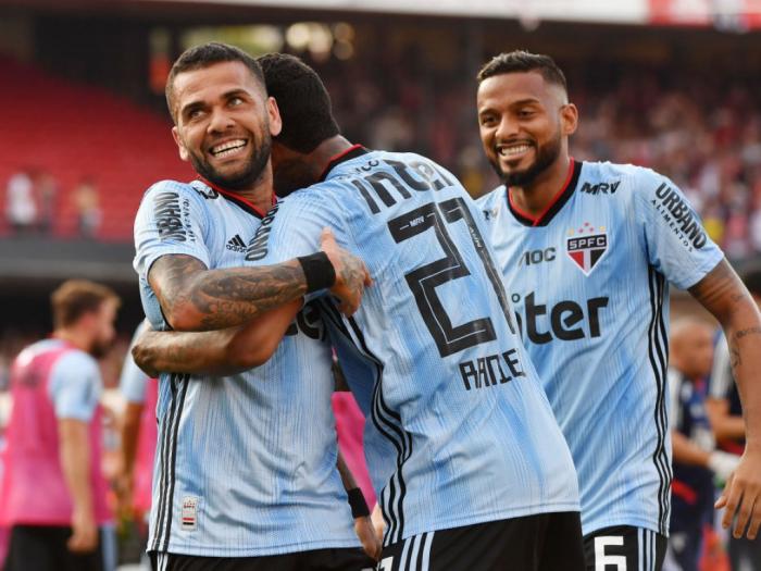 Em estreia, Daniel Alves marca o único gol do São Paulo na vitória contra o Ceará