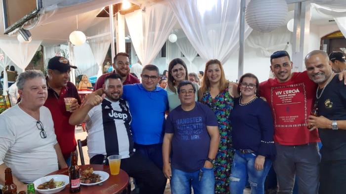 Ronaldo Pedrosa participa de festa de aniversário do amigo Dema, do grupo Max Carnes
