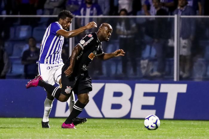 Em jogo de duas expulsões, Avaí e Corinthians empatam na Ressacada
