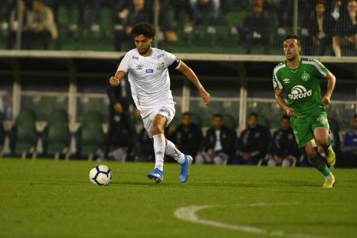 Em Chapecó e com gol contra, Santos vence a Chapecoense