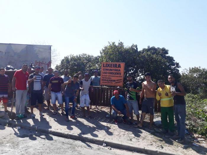 Douglas Borgoni e colaboradores instalam 8ª Lixeira Comunitária em Mauá