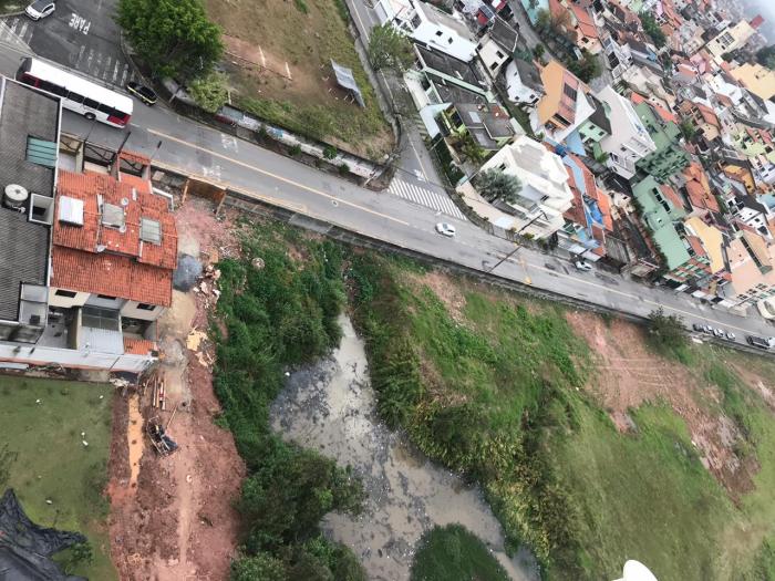 Moradores de condomínio no Jardim Pedroso voltam a cobrar BRK Ambiental sobre obras em terreno com esgoto a céu aberto