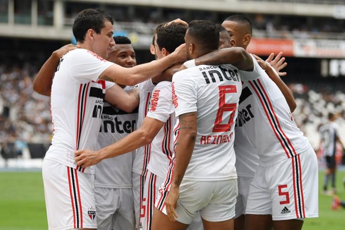 Com gol nos acréscimos, São Paulo vence Botafogo no Engenhão